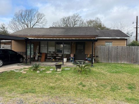Photo of 1312 Hill St, Nederland, TX 77627 (MLS # 265512)