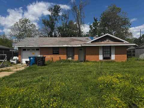 Photo of 255 Elizabeth, Bridge City, TX 77611 (MLS # 266220)