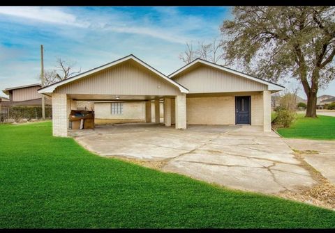 Photo of 3215 blossom Dr, Beaumont, TX 77705 (MLS # 265831)