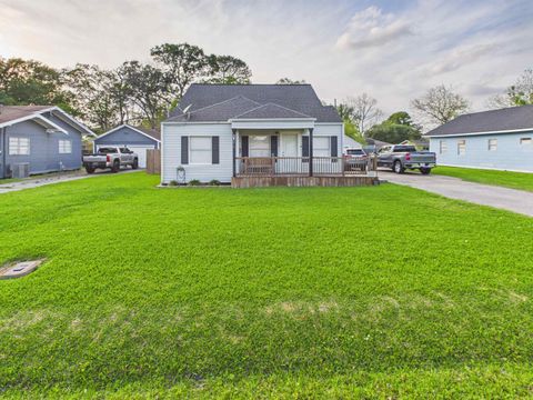 Photo of 1304 Kent Avenue, Nederland, TX 77627 (MLS # 266377)