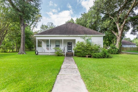 Photo of 385 Cora Lee St, Sour Lake, TX 77659 (MLS # 271357)