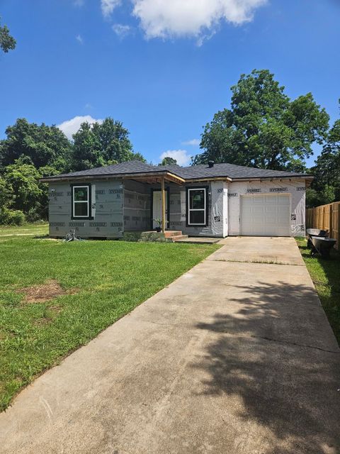 Photo of 725 East La Salle, Beaumont, TX 77703 (MLS # 268622)