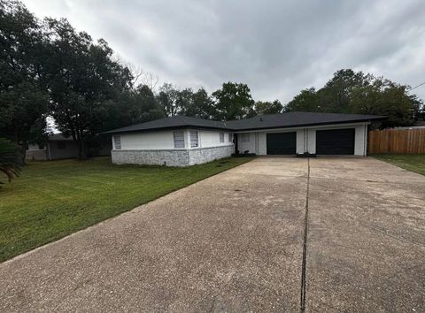 Photo of 806 S 33rd St, Nederland, TX 77627 (MLS # 266292)