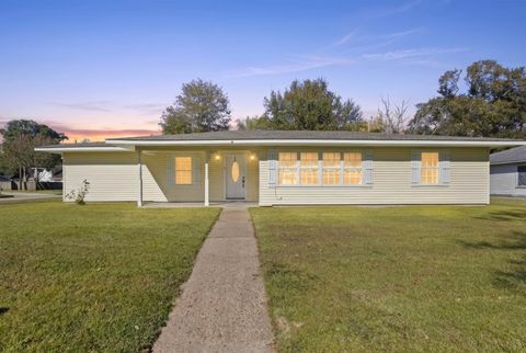 Photo of 1 Circle Q, Orange, TX 77630 (MLS # 263656)