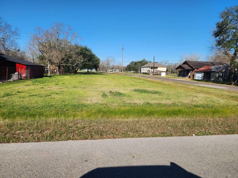 Photo of 649 14th St, Port Arthur, TX 77640 (MLS # 264254)