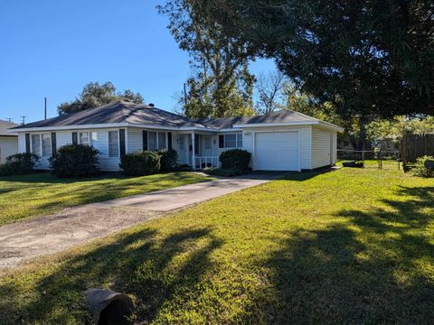 Photo of 717 Riffle, Port Neches, TX 77651 (MLS # 264170)