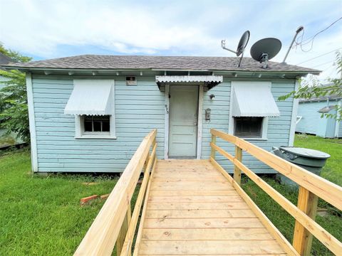 Photo of 975 Center St, Beaumont, TX 77701 (MLS # 264391)