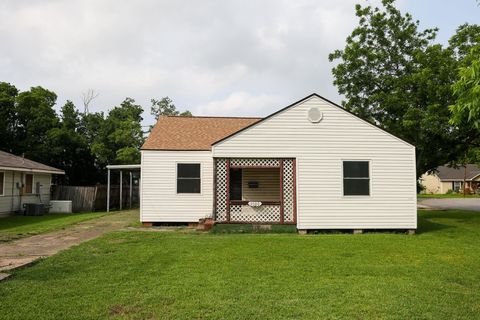 A home in Groves