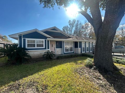 Photo of 1833 Maple Ave, Orange, TX 77632 (MLS # 263673)