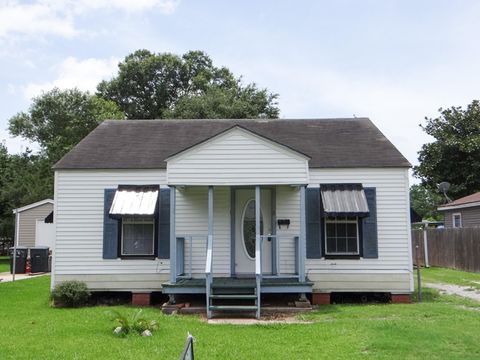 Photo of 3801 Stuart Ave, Groves, TX 77619 (MLS # 265129)