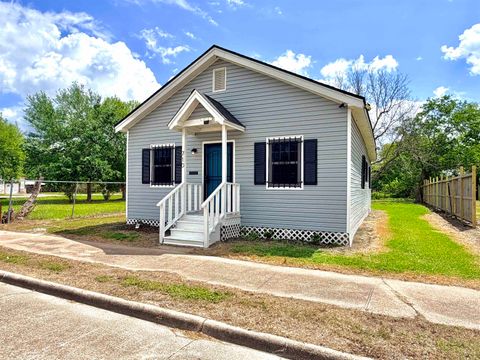 Photo of 710 W 14th, Port Arthur, TX 77640 (MLS # 266376)
