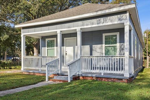 Photo of 213 12th Street, Port Arthur, TX 77640 (MLS # 263332)