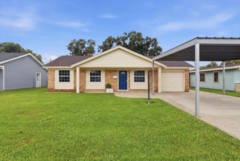 Photo of 612 S 1st 1/2 St., Nederland, TX 77627 (MLS # 268502)