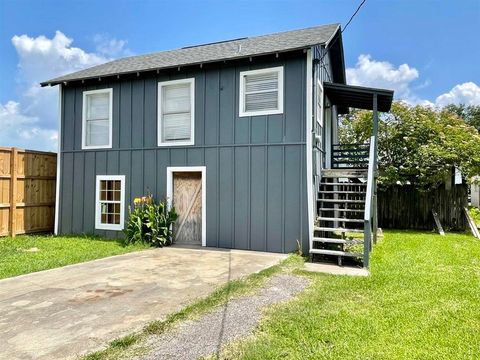 Photo of 722 Ave C, Port Neches, TX 77651 (MLS # 265168)