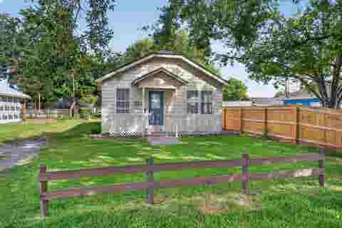 Photo of 2214 9th St, Port Neches, TX 77651 (MLS # 270323)