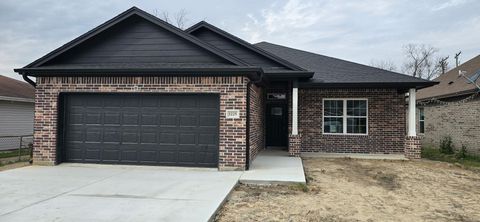 Photo of 1225 6th St, Port Arthur, TX 77640 (MLS # 264593)