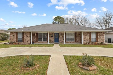 Photo of 650 Meadowgreen Dr, Port Neches, TX 77651 (MLS # 265413)