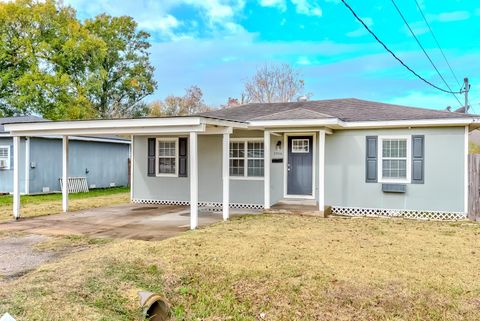 Photo of 1916 5th St, Port Neches, TX 77651 (MLS # 263704)