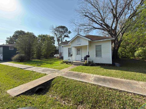 Photo of 1105 Avenue B, Port Neches, TX 77651 (MLS # 266233)