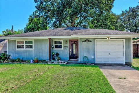 A home in Groves