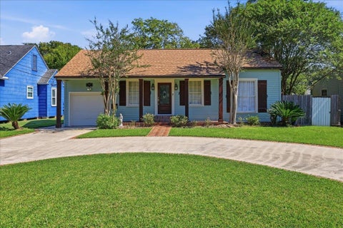 Photo of 1932 CENTRAL DR., Beaumont, TX 77706 (MLS # 271723)