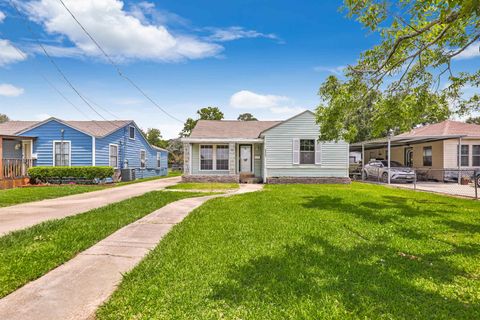 Single Family Residence in Port Arthur TX 2424 2nd Avenue.jpg