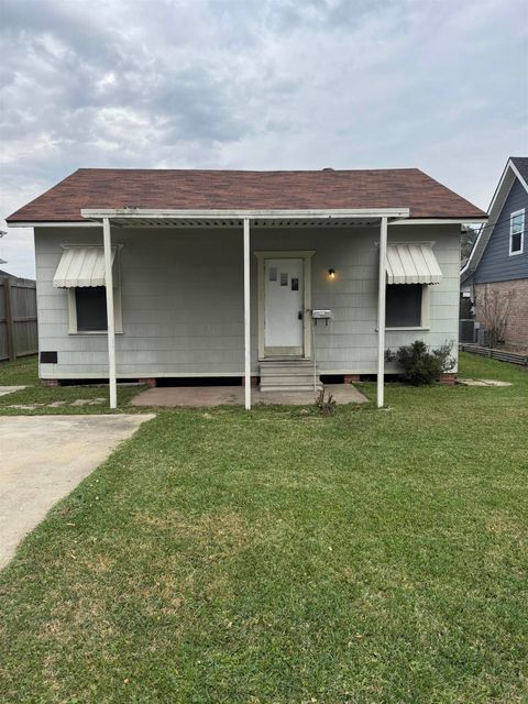 Photo of 1608 Elgin Avenue, Nederland, TX 77627 (MLS # 264301)