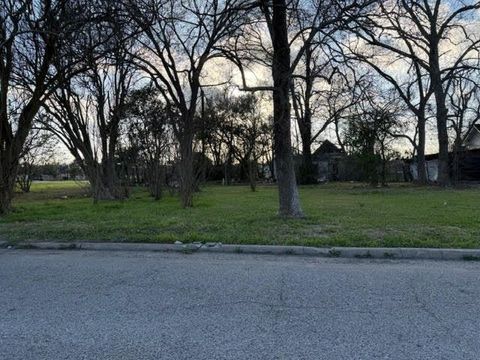 Photo of 563 N 1st St, Beaumont, TX 77701 (MLS # 265971)