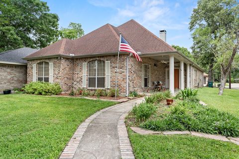 Photo of 21 Sandelwood Trl, Beaumont, TX 77706 (MLS # 266957)