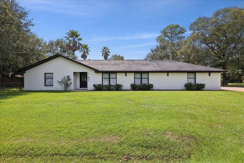 Photo of 167 Ridgewood St, Bridge City, TX 77611 (MLS # 264538)