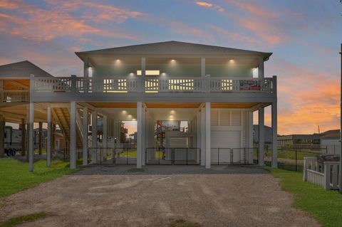 Photo of 863 S Selwyn Rd, Crystal Beach, TX 77650 (MLS # 264994)