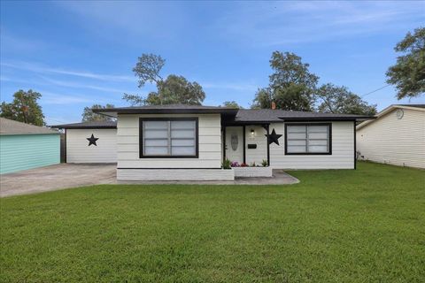 Photo of 253 Hampton Lane, Beaumont, TX 77707 (MLS # 264808)
