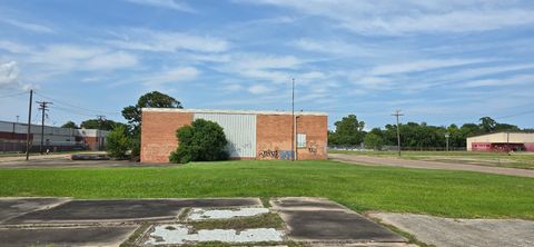 Photo of 3737 13th St, Port Arthur, TX 77642 (MLS # 258758)