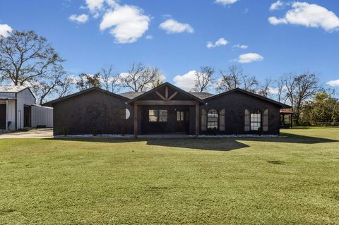 Photo of 620 S 11th St, Nederland, TX 77627 (MLS # 264361)