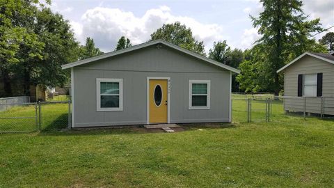 Photo of 8175 B Oak Ridge ST, Beaumont, TX 77713 (MLS # 265140)