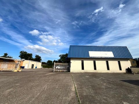 Photo of 2335 S 4th St, Beaumont, TX 77701 (MLS # 252873)