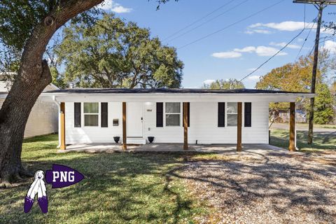 Photo of 1802 Live Oak St, Port Neches, TX 77651 (MLS # 264877)