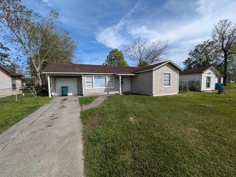 Photo of 3820 W Lynwood Dr., Beaumont, TX 77703 (MLS # 265919)