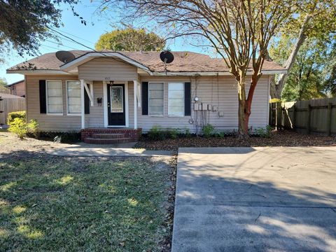 Photo of 4515 Lincoln, Groves, TX 77619 (MLS # 263617)
