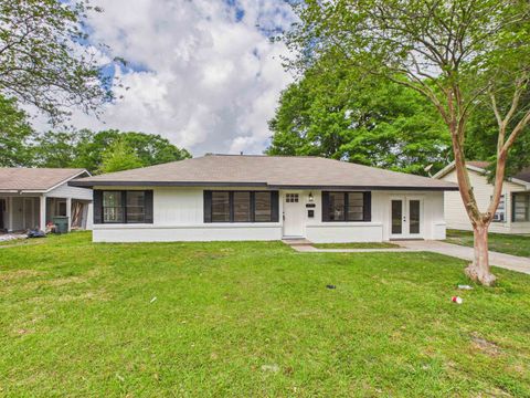 Photo of 845 Peyton Drive, Beaumont, TX 77706 (MLS # 266321)
