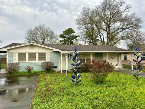 A home in Port Neches