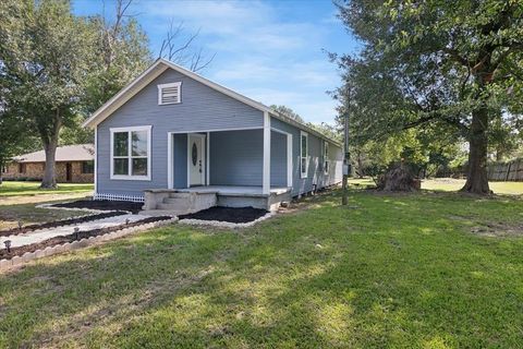 Photo of 305 Rhode Island, Orange, TX 77630 (MLS # 266477)