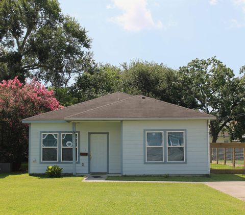 Photo of 2117 4th St, Port Neches, TX 77651 (MLS # 262360)
