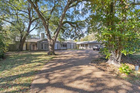 Photo of 102 W Caldwood Dr., Beaumont, TX 77707 (MLS # 263550)