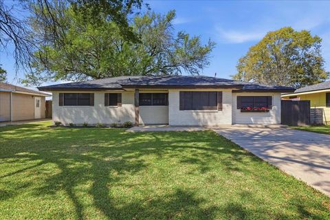 Photo of 2706 Hampton Ln, Port Neches, TX 77651 (MLS # 266018)