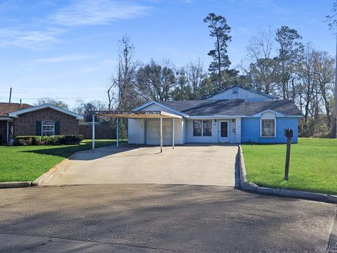 Photo of 3320 Roslyn Ct, Beaumont, TX 77708 (MLS # 264498)