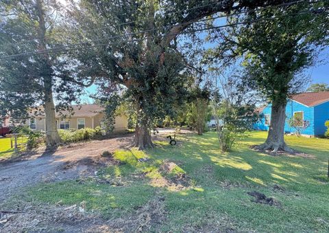 Photo of 4845 Beaumont Ave, Groves, TX 77619 (MLS # 262232)