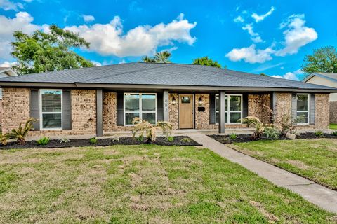 Photo of 662 Birchwood Dr, Port Neches, TX 77651 (MLS # 266060)
