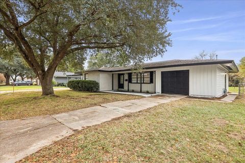 Photo of 855 Carolina, Bridge City, TX 77611 (MLS # 263519)