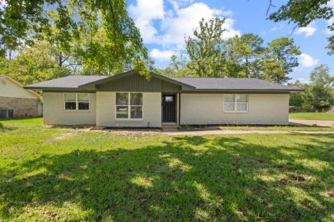 Photo of 560 Munsterman, Beaumont, TX 77707 (MLS # 263613)